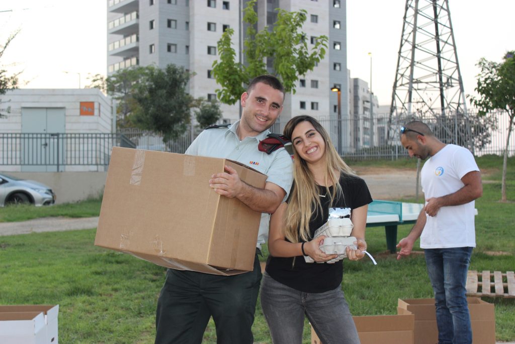 חלקות חבילות מזון למשפחות נזקקות